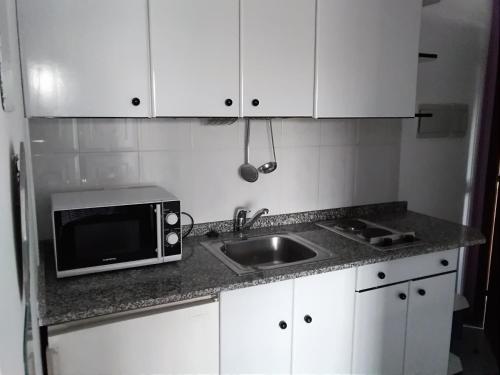 Imagen general del Apartamentos Blanco Y Negro, A Guardia. Foto 2