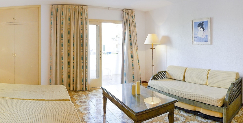 Imagen de la habitación del Apartamentos Bon Lloc, Santa Eulalia des Riu. Foto 15