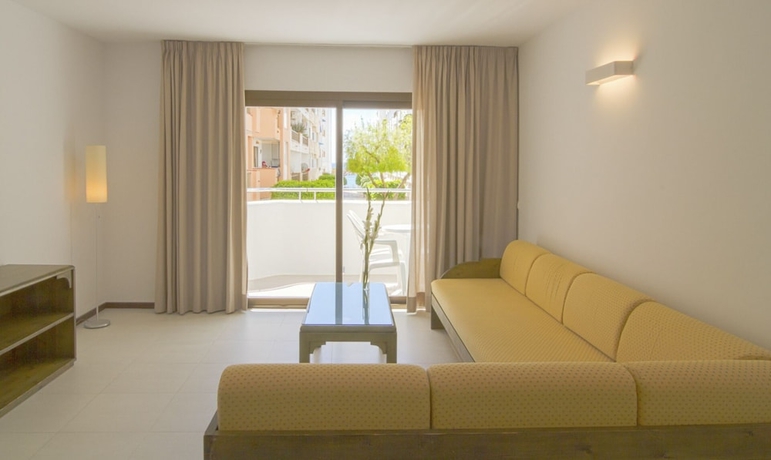 Imagen de la habitación del Apartamentos Bon Lloc, Santa Eulalia des Riu. Foto 18