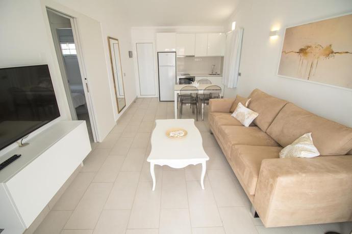 Imagen de los interiores del Apartamentos Bungalows Adonis. Foto 12