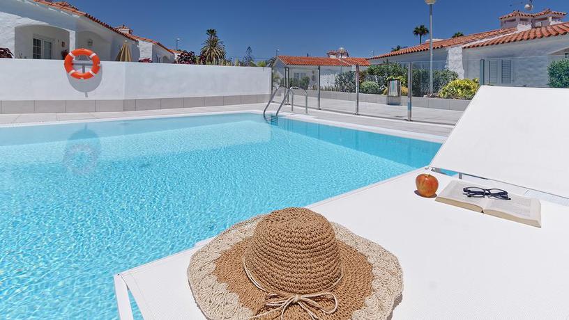 Imagen de la piscina del Apartamentos Bungalows Adonis. Foto 17