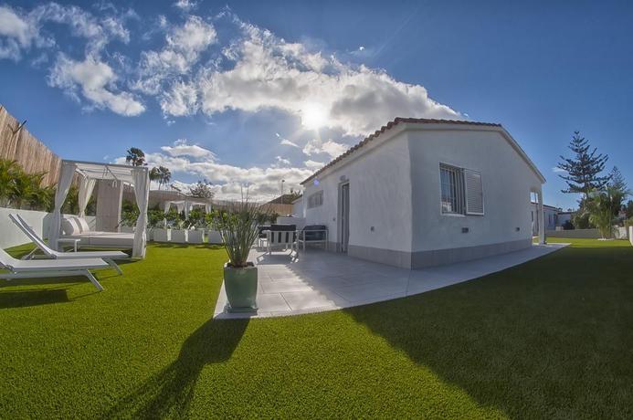 Imagen de los exteriores del Apartamentos Bungalows Adonis. Foto 7