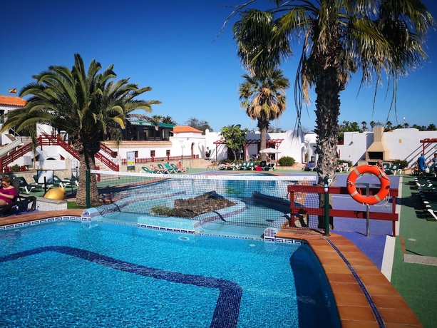 Imagen de la piscina del Apartamentos Bungalows Castillo Club Lake. Foto 16