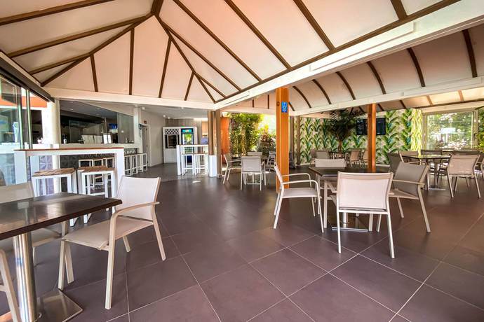 Imagen del bar/restaurante del Apartamentos Bungalows Cordial Sandy Golf. Foto 2