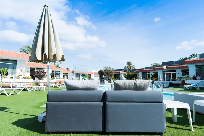 Imagen de la piscina del Apartamentos Bungalows Doña Rosa. Foto 17