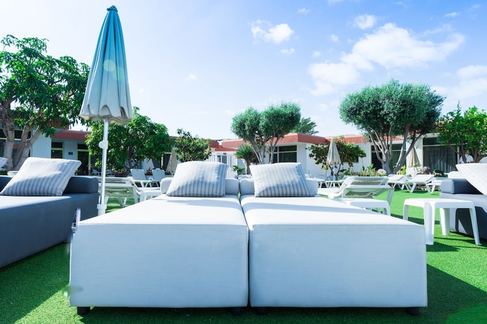 Imagen de la piscina del Apartamentos Bungalows Doña Rosa. Foto 19