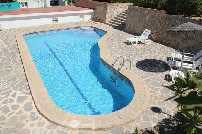 Imagen de la piscina del Apartamentos Bungalows El Arenal. Foto 16