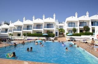 Imagen de la piscina del Apartamentos Bungalows Marbella Golf. Foto 3