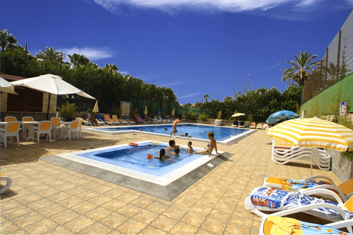 Imagen de la piscina del Apartamentos Bungalows Rebecca Park. Foto 7