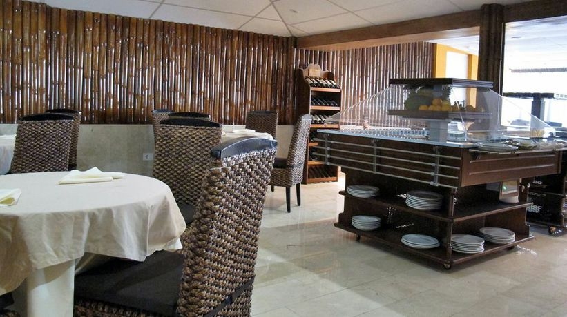 Imagen del bar/restaurante del Apartamentos Bungalows Rebecca Park. Foto 2