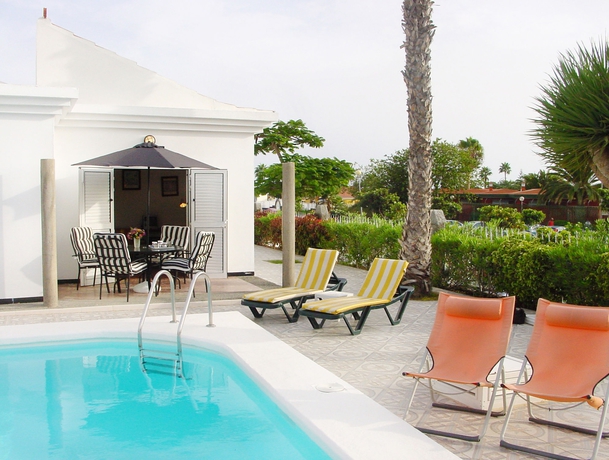 Imagen de la piscina del Apartamentos Bungalows las Almenas. Foto 16