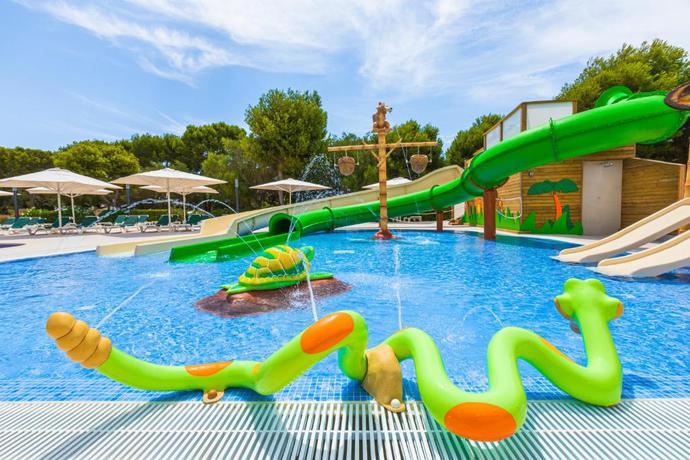 Imagen de la piscina del Apartamentos Cala D'or Playa. Foto 23