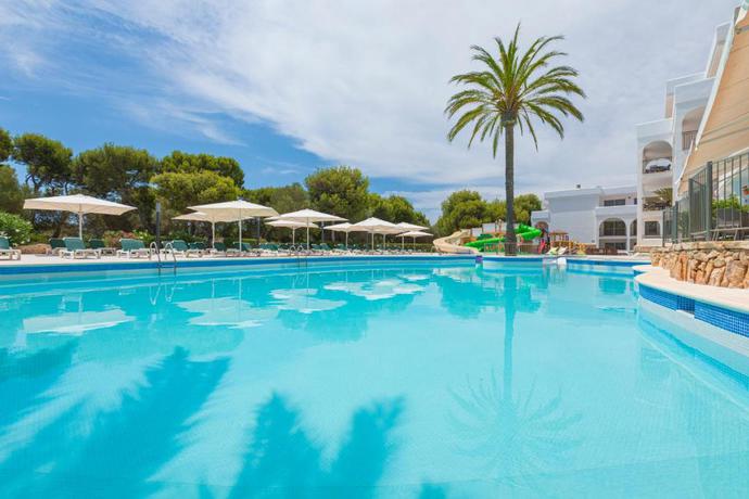 Imagen de la piscina del Apartamentos Cala D'or Playa. Foto 24