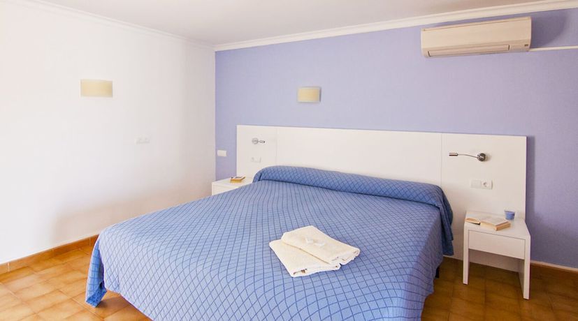 Imagen de la habitación del Apartamentos Cala Figuera. Foto 3