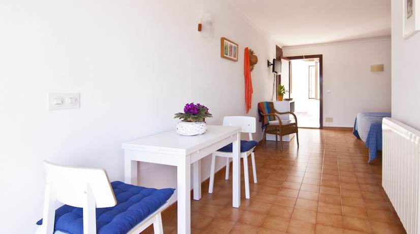 Imagen de la habitación del Apartamentos Cala Figuera. Foto 4