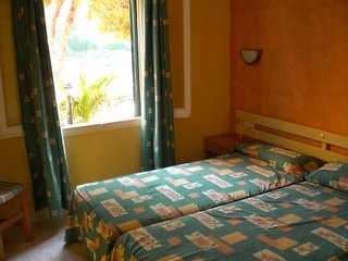 Imagen de la habitación del Apartamentos Cala Galdana Playa. Foto 3