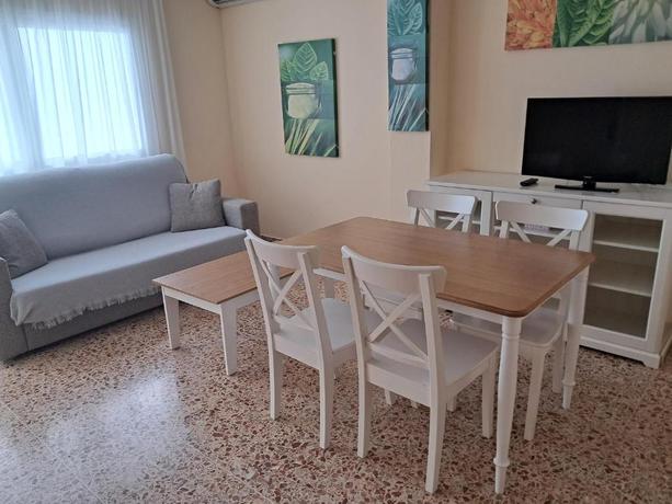 Imagen de la habitación del Apartamentos Cala Llonga. Foto 6