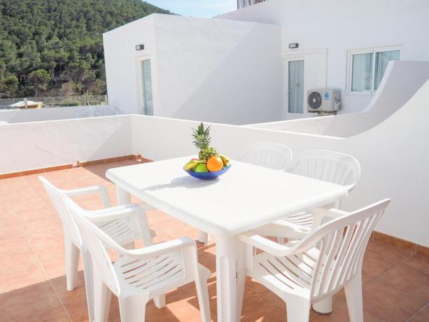 Imagen de la habitación del Apartamentos Cala Llonga. Foto 7