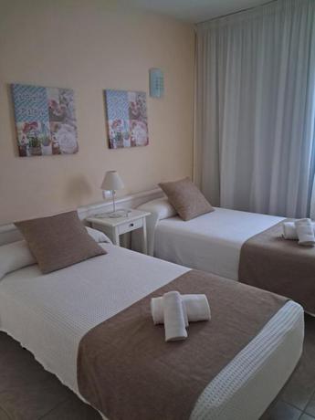 Imagen de la habitación del Apartamentos Cala Llonga. Foto 9