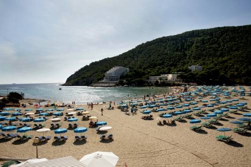 Imagen general del Apartamentos Cala Llonga. Foto 4