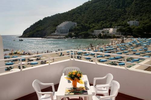 Imagen general del Apartamentos Cala Llonga. Foto 5