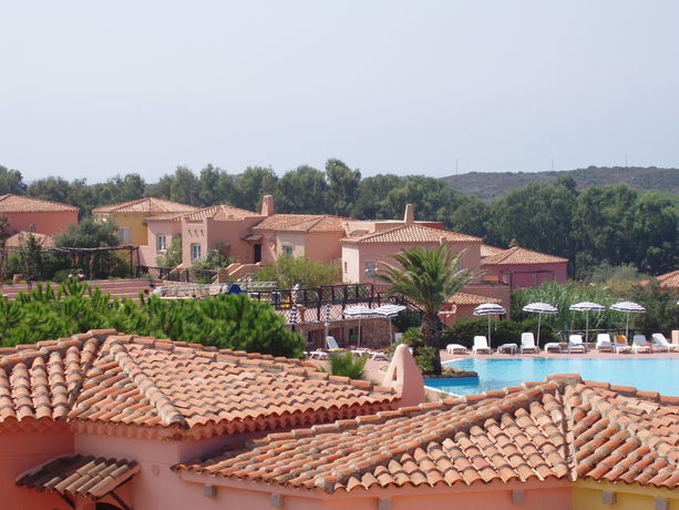 Imagen de los exteriores del Apartamentos Calarossa Village. Foto 5