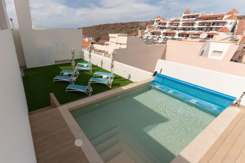 Imagen de la piscina del Apartamentos Caleta Suites Tenerife. Foto 7