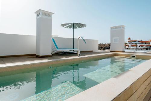Imagen de la piscina del Apartamentos Caleta Suites Tenerife. Foto 8