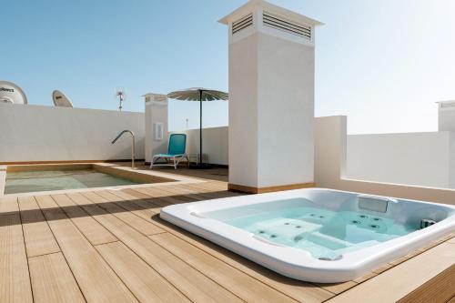 Imagen de la piscina del Apartamentos Caleta Suites Tenerife. Foto 9