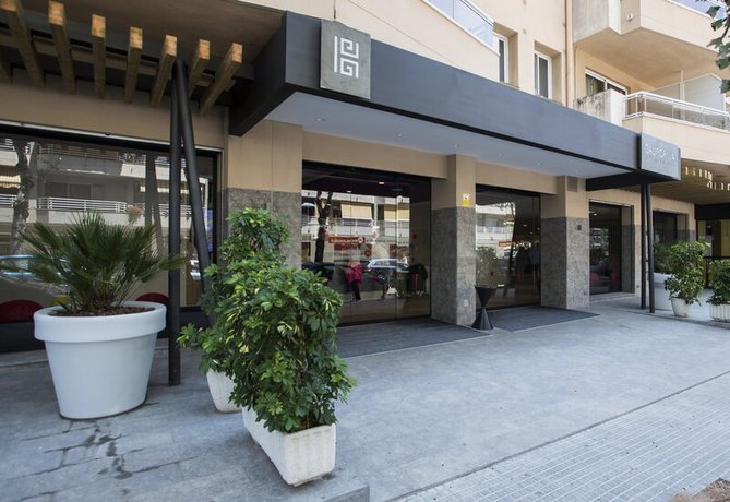 Imagen de los exteriores del Apartamentos California, Salou. Foto 13