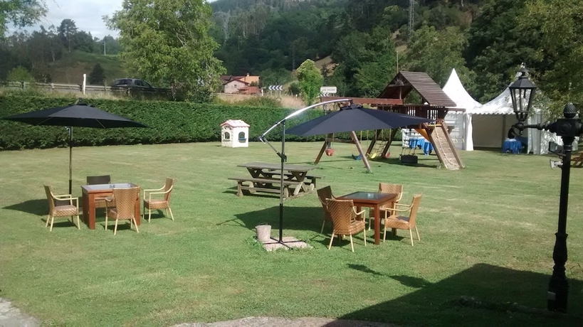 Imagen de los exteriores del Apartamentos Camin de Pelayo. Foto 11