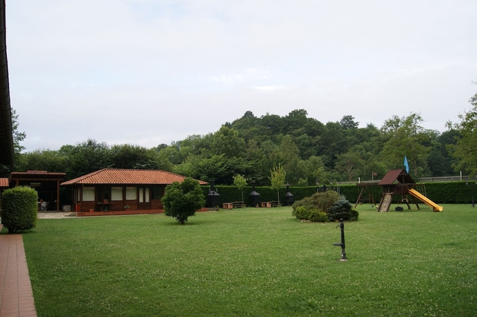 Imagen de los exteriores del Apartamentos Camin de Pelayo. Foto 12