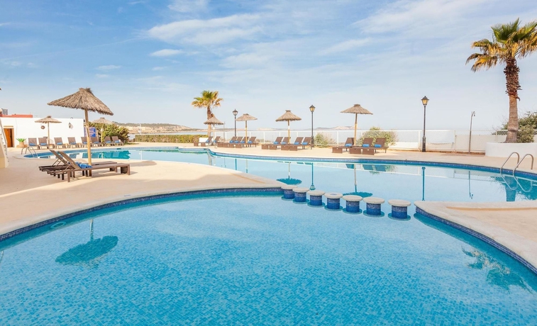 Imagen de la piscina del Apartamentos Can Salia. Foto 13