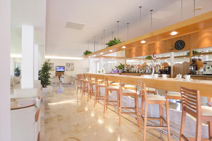 Imagen del bar/restaurante del Apartamentos Canyamel Sunrise. Foto 2