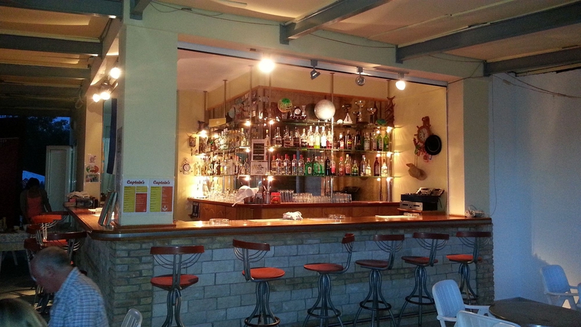 Imagen de la piscina del Apartamentos Captain's Studios and Apartments. Foto 16