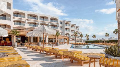 Imagen de la piscina del Apartamentos Caramelo Marina Cala'n Bosch (Adults Only). Foto 20