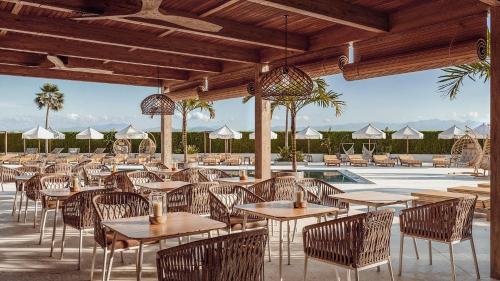 Imagen del bar/restaurante del Apartamentos Caramelo Marina Cala'n Bosch (Adults Only). Foto 4