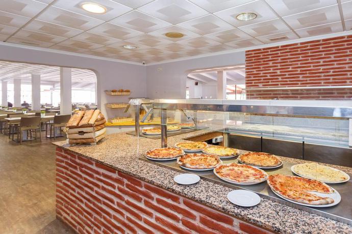 Imagen del bar/restaurante del Apartamentos Carema Garden Village By MENORCARENTALS. Foto 2