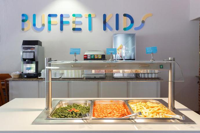 Imagen del bar/restaurante del Apartamentos Carema Garden Village By MENORCARENTALS. Foto 3