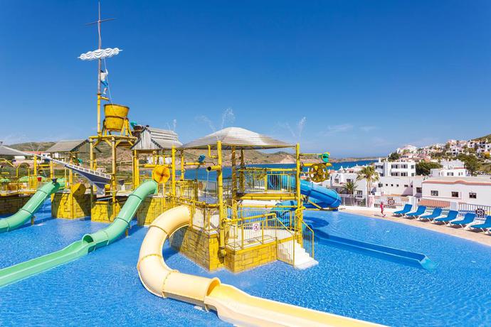 Imagen de los exteriores del Apartamentos Carema Garden Village By MENORCARENTALS. Foto 9