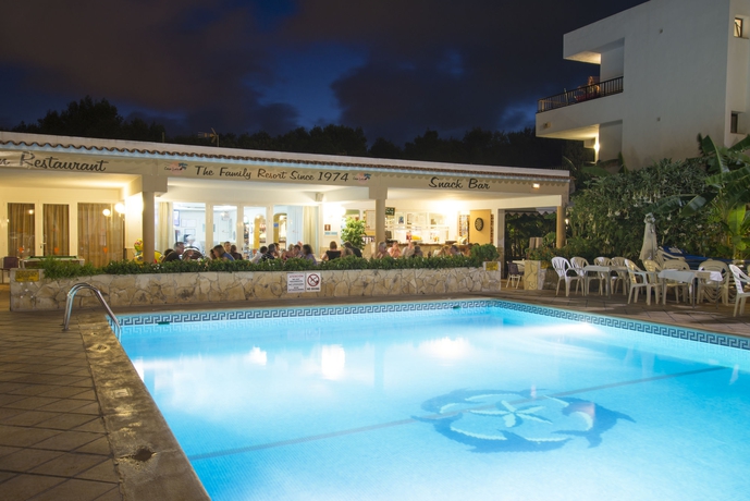 Imagen de la piscina del Apartamentos Casa Luis. Foto 14