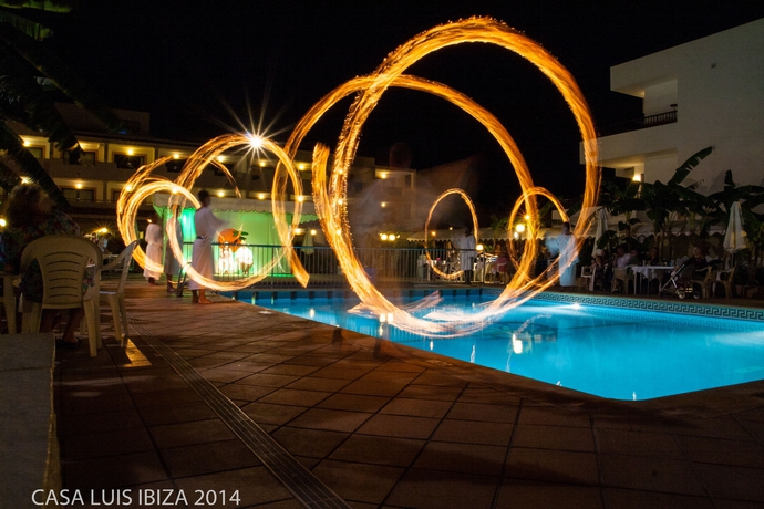 Imagen de la piscina del Apartamentos Casa Luis. Foto 15