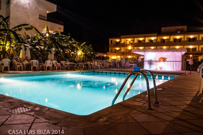 Imagen de la piscina del Apartamentos Casa Luis. Foto 16