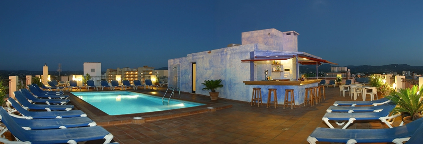 Imagen de la piscina del Apartamentos Casa Maria, San Antonio [Centro]. Foto 11