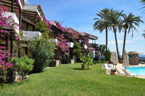 Imagen de la piscina del Apartamentos Casas Carmen. Foto 6