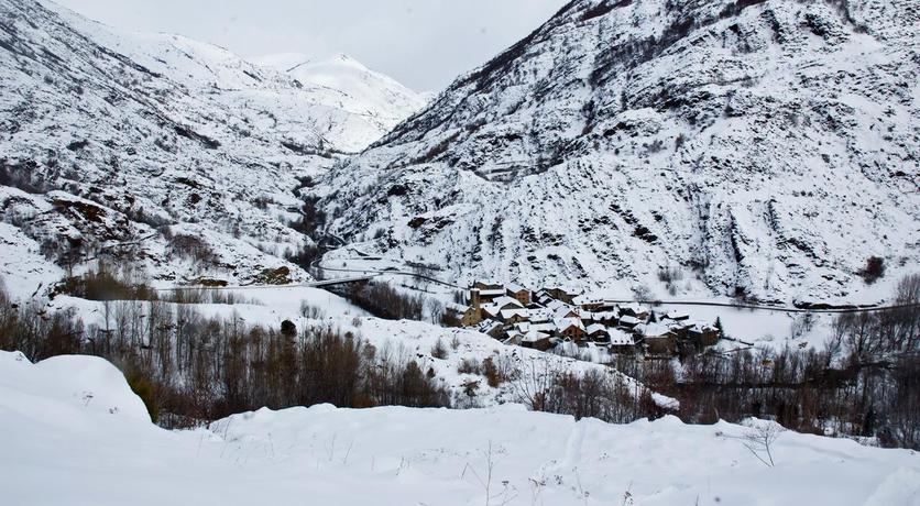 Imagen de los exteriores del Apartamentos Casovall. Foto 10