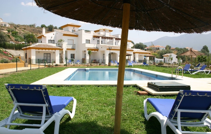 Imagen de la piscina del Apartamentos Castillo de Zalia Conjunto Rural. Foto 18