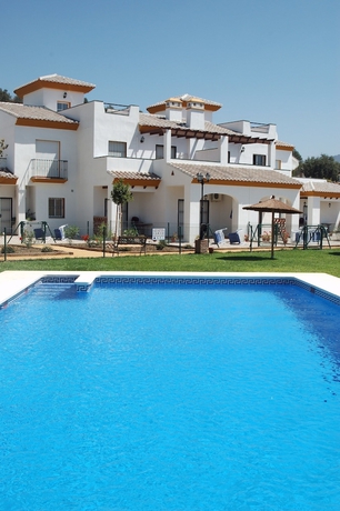 Imagen de la piscina del Apartamentos Castillo de Zalia Conjunto Rural. Foto 19