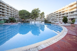 Imagen de la piscina del Apartamentos Cataluña, Salou. Foto 6