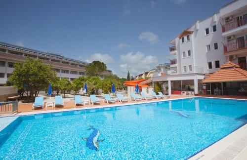 Imagen de la piscina del Apartamentos Catty Cats Garden. Foto 8